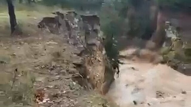 Bursa'da sağanak sonrası derede heyelan meydana geldi