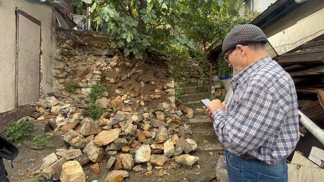 Bursa'da sağanak sonrası bahçede toprak kayması oldu