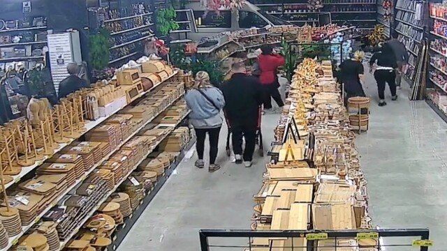 Bursa'da servis aracı züccaciye mağazasına daldı