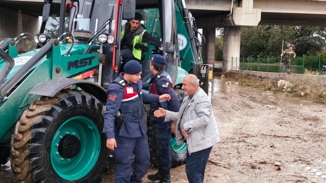 Bursa'da su taşkınında jandarma vatandaşı kurtardı