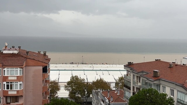 Bursa'da yağışlar sonrası deniz çamura bulandı