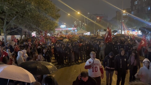 Bursa'da yağmura rağmen Can Bonomo Cumhuriyet kutladı