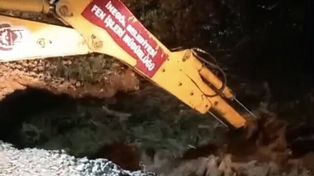 Bursa'da yoğun yağış köprüyü çökertti, sürücüler mahsur