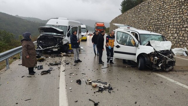 Bursa'da yolcu minibüsü ile hafif ticari araç çarpıştı