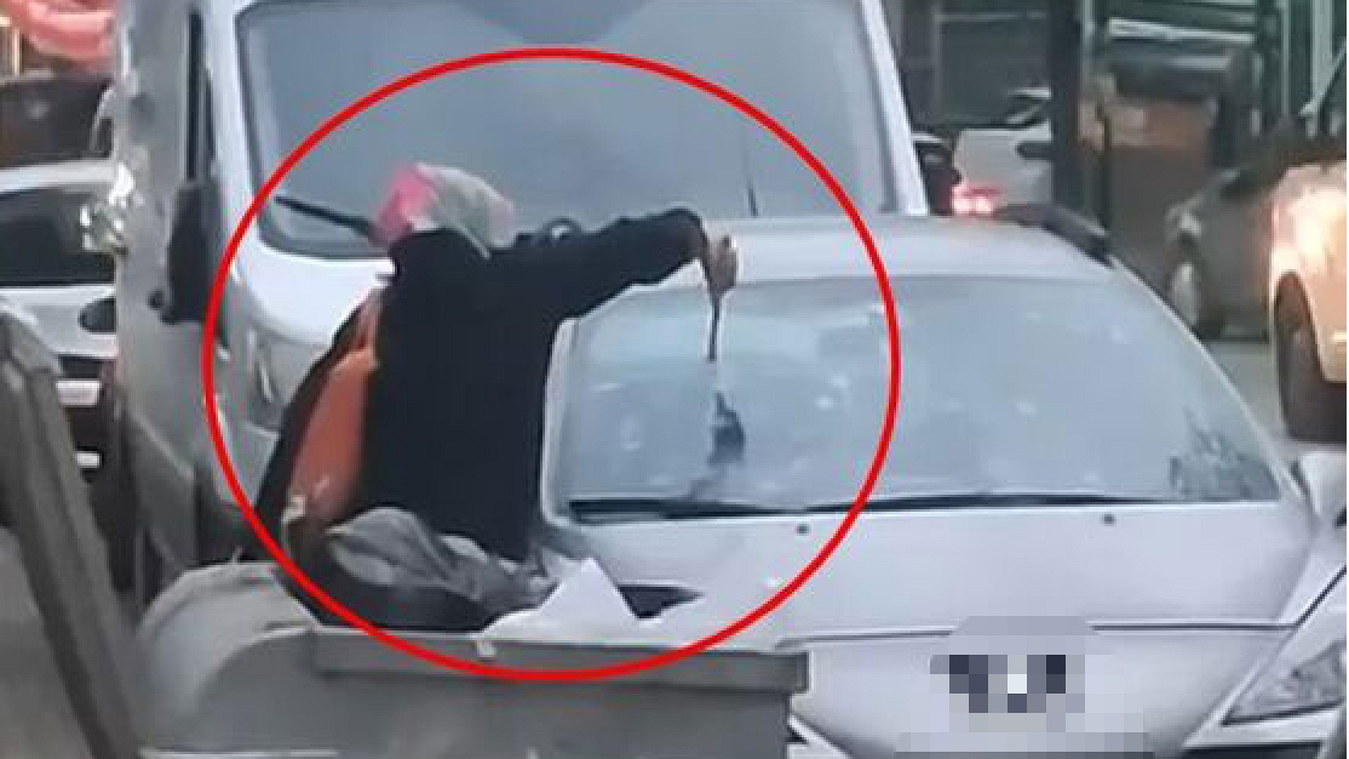 Bursalı kadından otomobile çekiçli saldırı anları kamerada