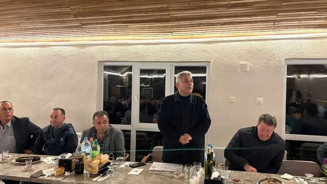 Çal Belediye Başkanı Ahmet Hakan, muhtarlara belgeler verdi