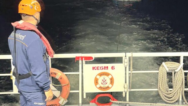 Çanakkale Boğazı'nda sürüklenen tekne Lapseki'ye ulaştı