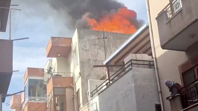 Çanakkale'de çatı katındaki yangın itfaiye söndürüldü