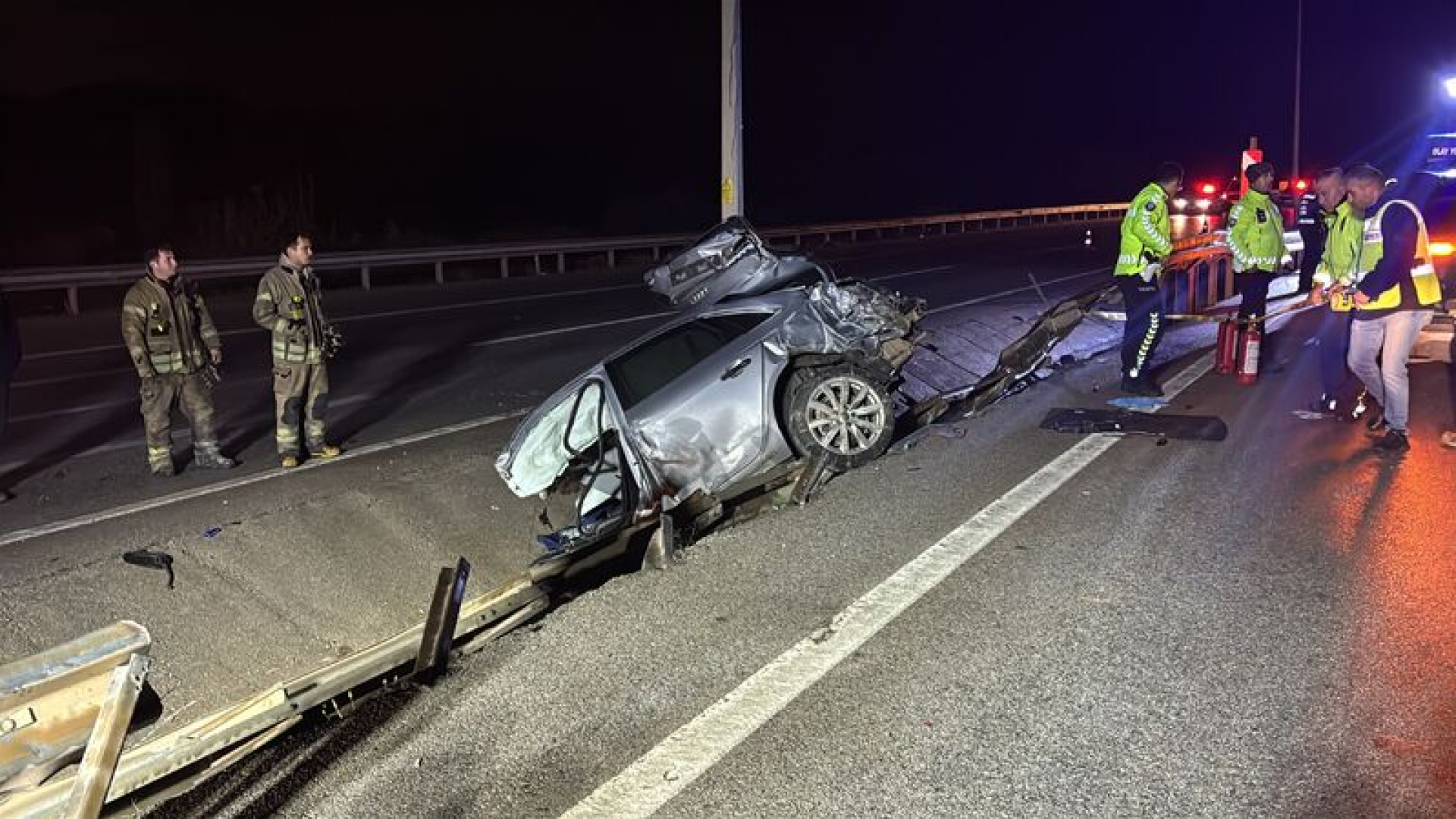Çanakkale'de direğe çarpan otomobilde 2 kişi öldü