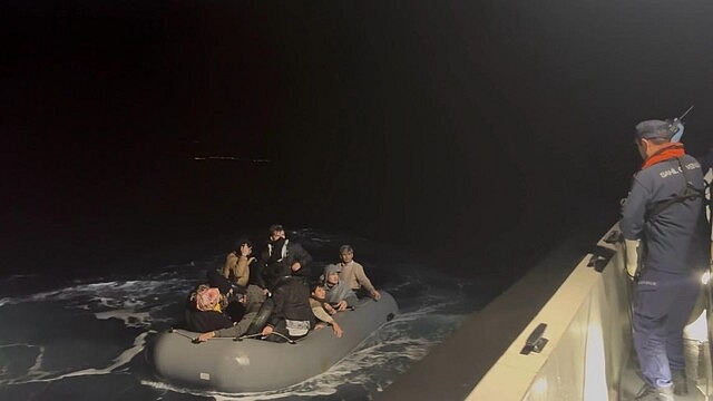 Çanakkale'de lastik botla sürüklenen 14 göçmen kurtarıldı