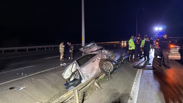 Çanakkale'de otomobil direğe çarptı: 2 kişi öldü