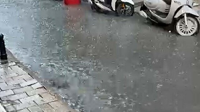 Çanakkale'de sağanak yağış yolları göle çevirdi