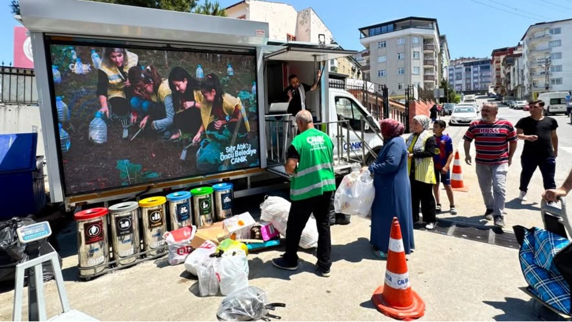 Canik Belediyesi'nden sıfır atık aracı ve marketi açıldı