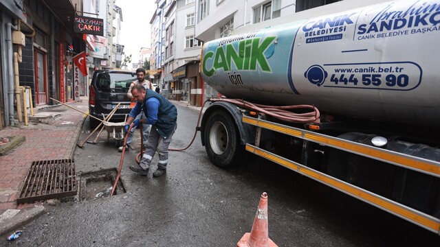 Canik Belediyesi yağışlara karşı mazgal temizliği yapıyor