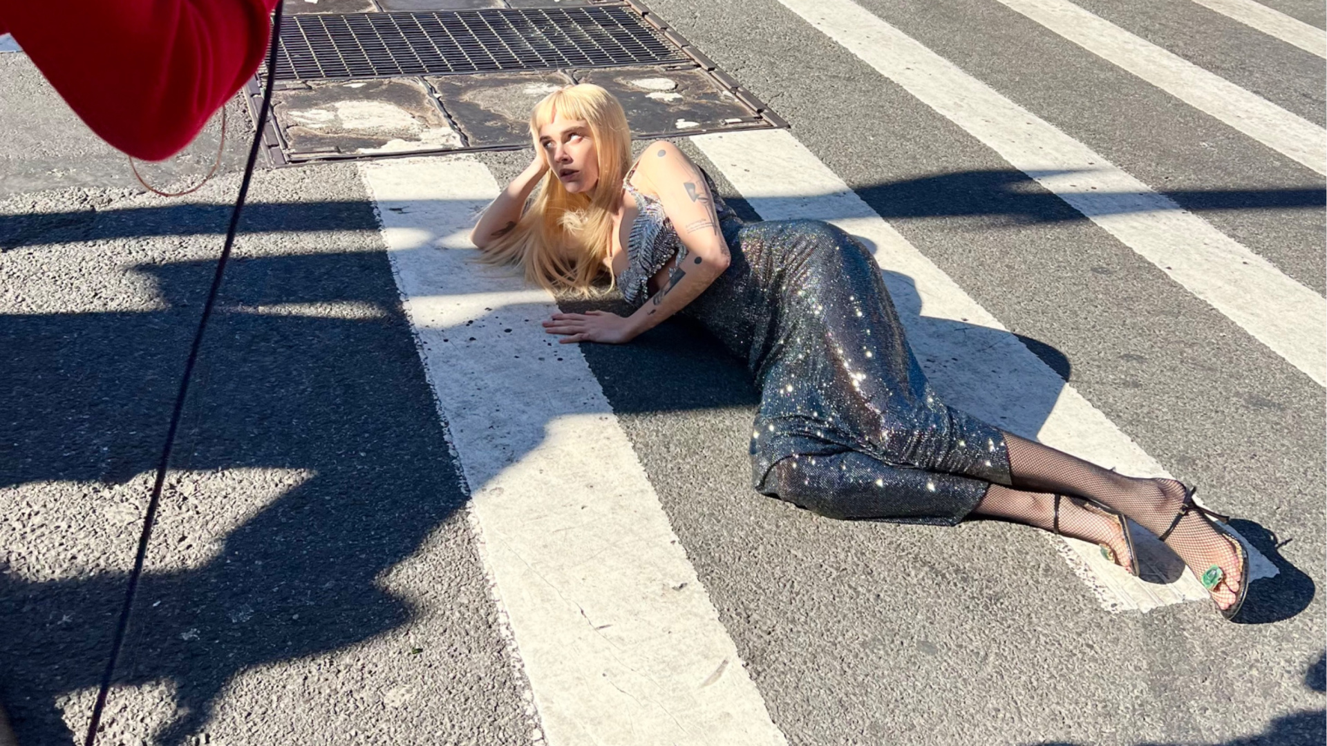 Cara Delevingne, Manhattan'da moda çekimi için trafiği kapattı