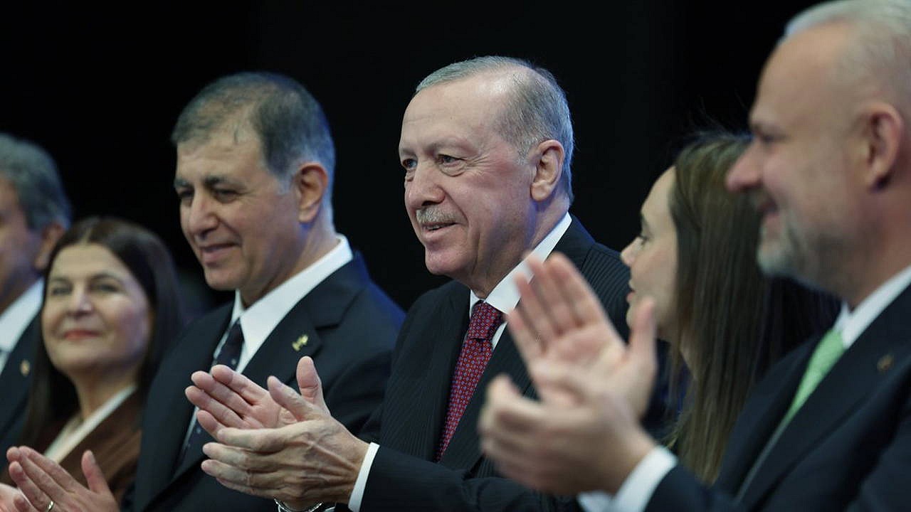 Cemil Tugay, AKP'ye transferinin ardından açıklama yaptı
