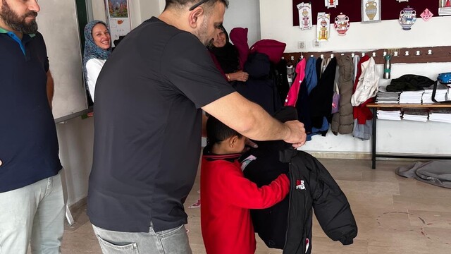 Çermik'te ihtiyaç sahibi 200 öğrenciye mont ve bot dağıtıldı