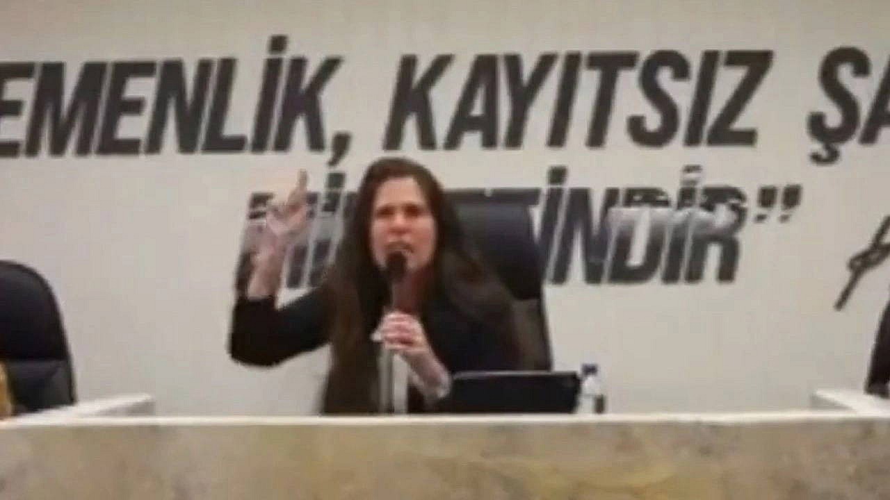 Çeşme Belediye Meclisi'nde çatışma: Lal Denizli ve Eda Tavaz