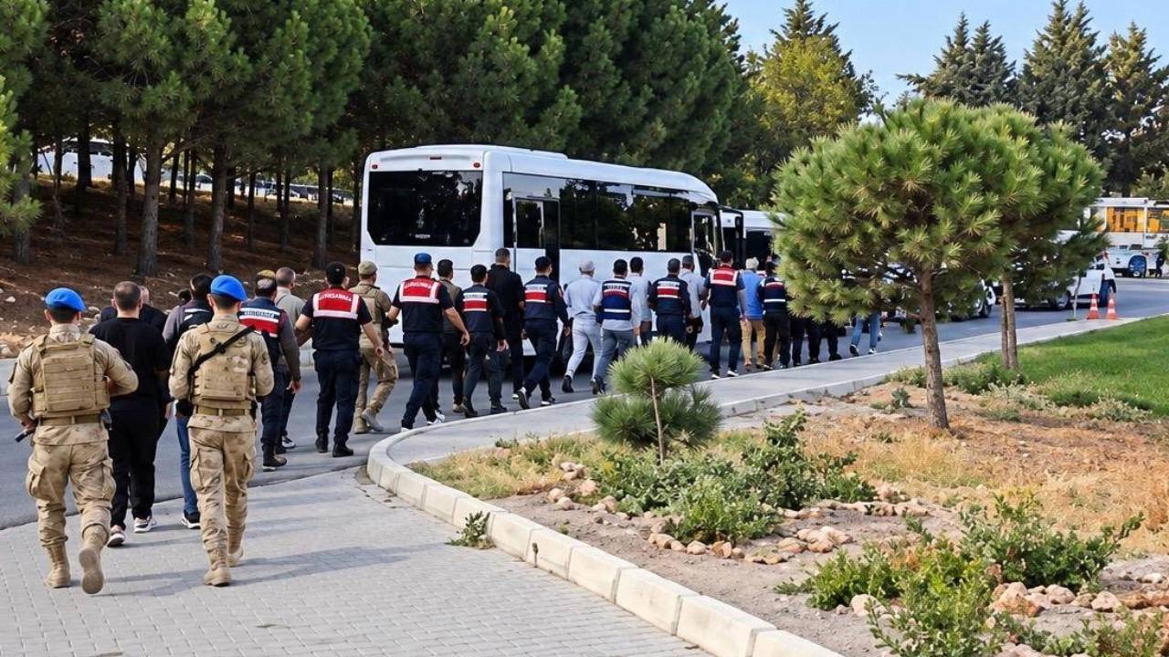 Çeşme Belediyesi'ne yönelik operasyonda 12 kişi sevk edildi