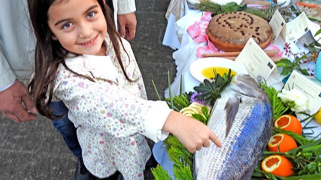 Çeşme'de geleneksel nişan balığı geleneği canlandırıldı