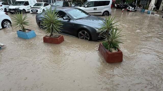 Çeşme'de şiddetli yağış, günlük yaşamı olumsuz etkiledi