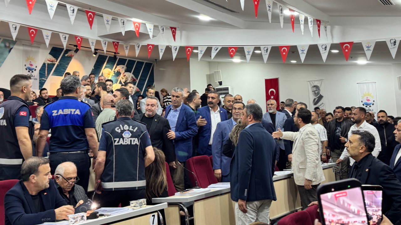 Çiğli Belediye Meclisi'nde gerginlik: Yıldız protesto edildi