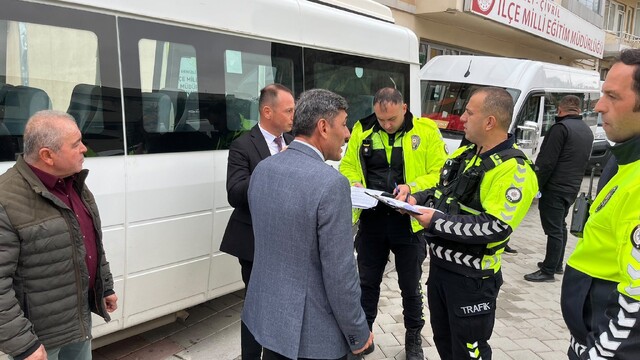 Çivril'de öğrenci servisleri güvenlik denetiminden geçti