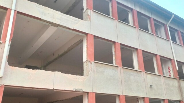 Çivril'deki okulda güçlendirme çalışmaları başladı