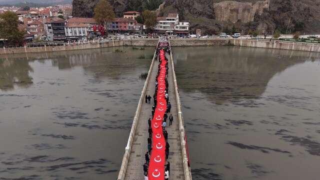 Çorum'da 103 metrelik Türk bayrağıyla yürüyüş yapıldı