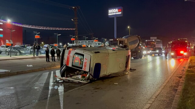Çorum'da ambulans ile otomobil çarpıştı, 6 kişi yaralandı