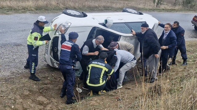 Çorum'da devrilen otomobil kazasında 2 kişi yaralandı