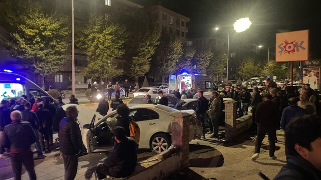 Çorum'da iki otomobil çarpıştı: 4 yaralı hastaneye kaldırıldı