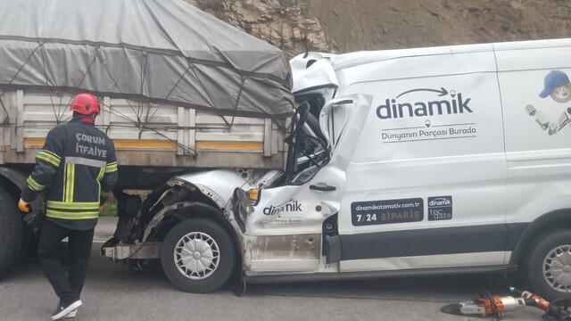 Çorum'da minibüs tıra çarptı, sürücü hayatını kaybetti