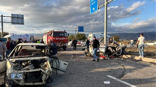 Çorum'da otomobil çarpışması sonucu 7 kişi yaralandı