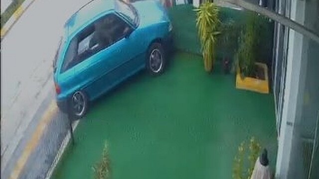 Çorum'da otomobil, mağazaya girdi: 2 yaralı
