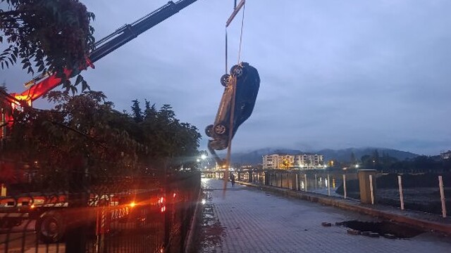 Çorum'da otomobil yol üzerindeki çukura düştü