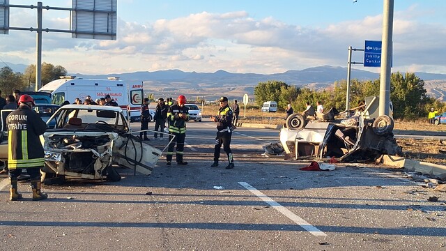 Çorum'da otomobillerin çarpışması sonucu 7 kişi yaralandı