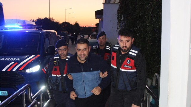 Çukurova Belediyesi'ne yönelik operasyonda şüpheliler sevk edildi