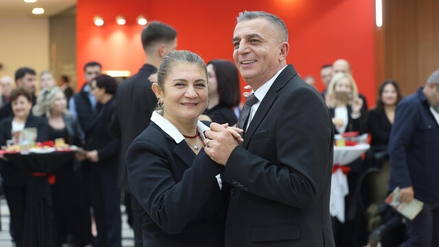 Cumhuriyet balosunda vals ve zeybek gösterileri yapıldı