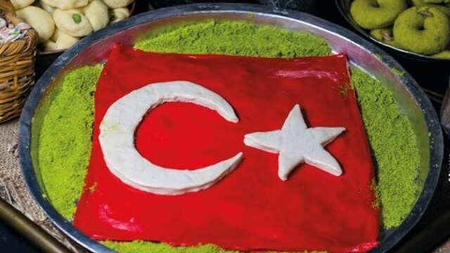 Cumhuriyet Bayramı'na özel ay yıldızlı katmer dikkat çekti