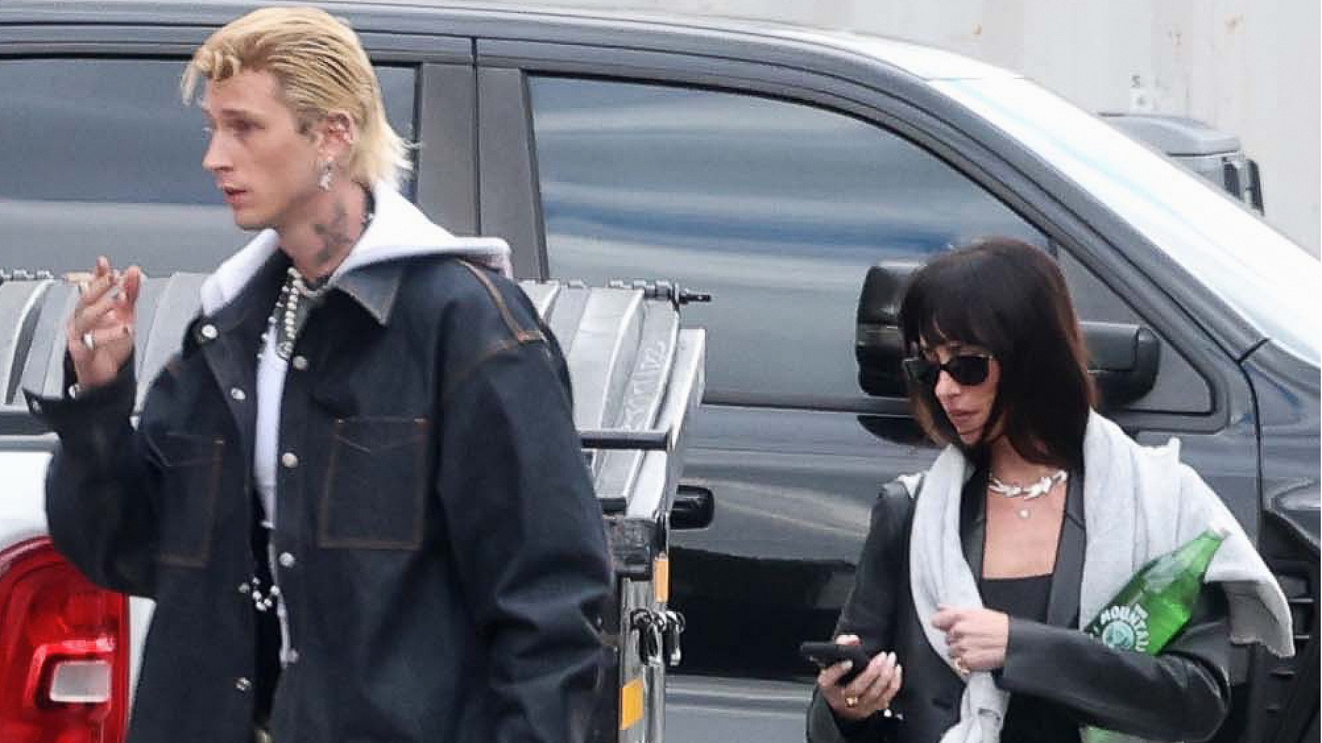 Dakota Johnson ve Machine Gun Kelly, Los Angeles'ta görüntülendi