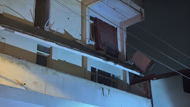 Darıca'da boşaltılan binanın balkonu çöktü, bina tahliye edildi