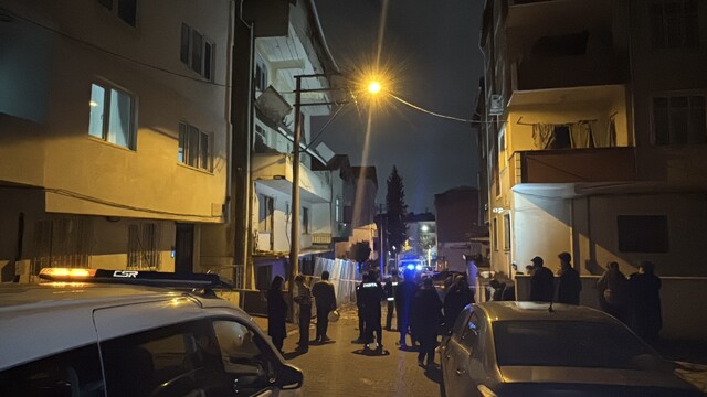 Darıca'da boşaltılan binanın balkonunda çökme yaşandı