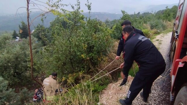 Defne'de kayalıklardan düşen vatandaş kurtarıldı