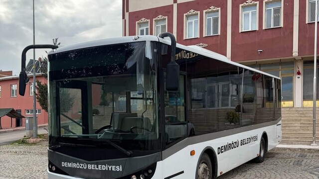 Demirözü Belediyesi, öğrencilere ücretsiz ulaşım sunuyor