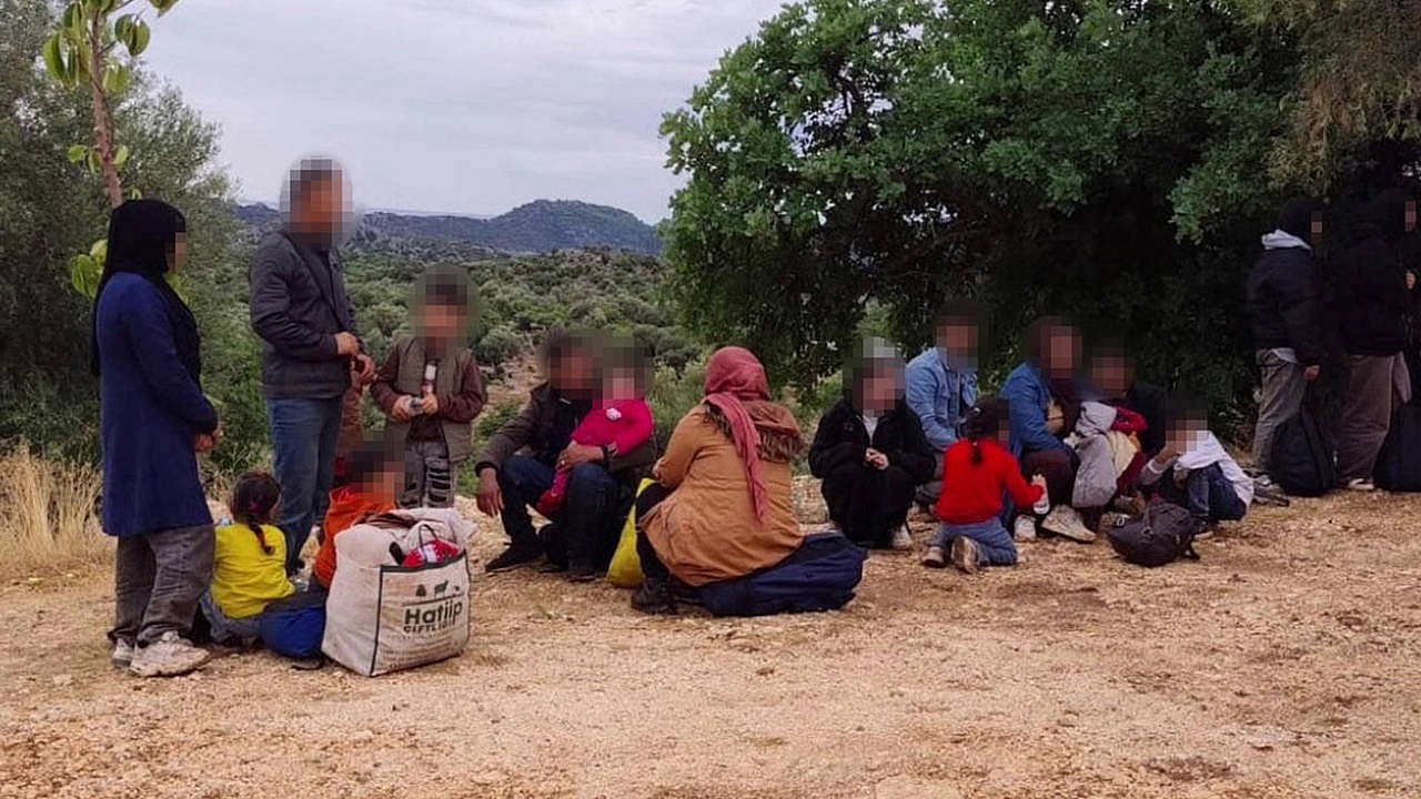 Demre'de göçmen kaçakçılığı operasyonu: 3 kişi tutuklandı