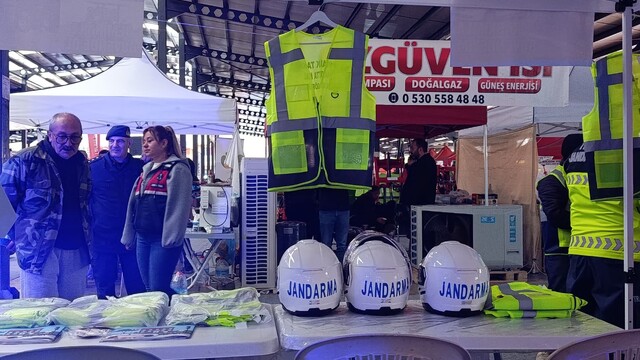 Denizli'de jandarma sürücülere reflektörlü yelek dağıttı