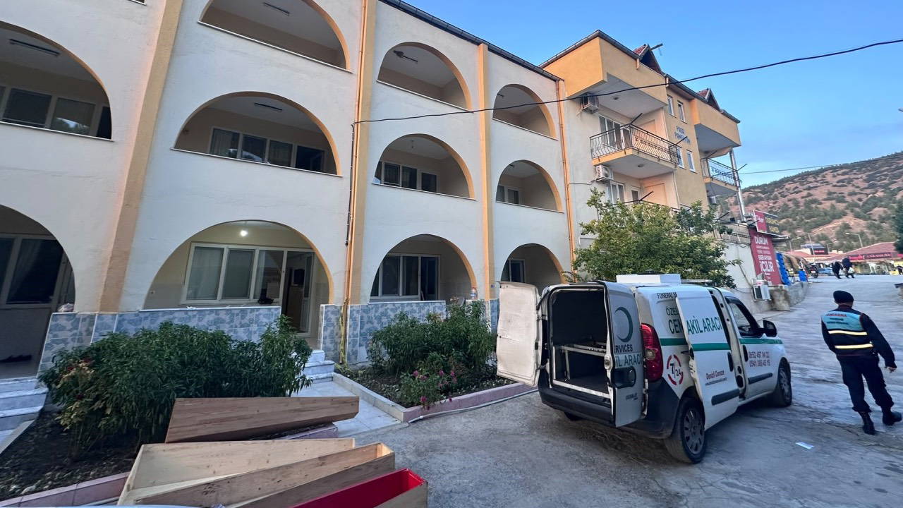 Denizli'de pansiyonda yaşlı çift banyoda ölü bulundu