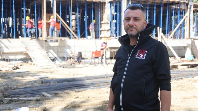 Baba, depremde kaybettiği ailesi için eğitim yuvaları inşa ediyor