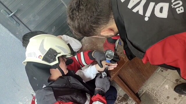 Diyarbakır'da çocuğun parmağına sıkışan metal çıkarıldı